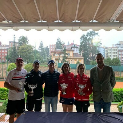 Campeones y subcampeones de Asturias +55 en 2023 junto al presidente de la Federación de Tenis de Asturias y al árbitro del campeonato, Miguel Ángel Blanco Rodríguez