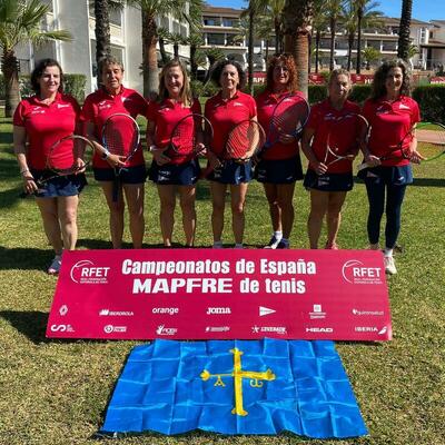 María Yolanda García Alonso, Begoña Arranz Santaolaya, Isabel Ricarte González, Carmen Álvarez Rubiera,  Dolores Piñera García, Ana Villanueva Fernández y María Cristina Hevia Busto formaron el equipo grupista de +60.