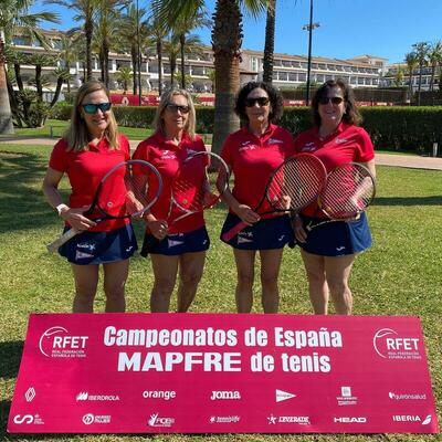 En la categoría de +65, el Grupo Covadonga presentó al equipo formado por Begoña Arranz Santaolaya, Isabel Ricarte González, Dolores Piñera García y Cristina Hevia Busto.
