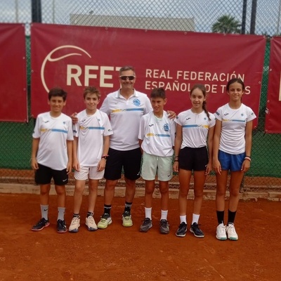 Equipo alevín que representó a Asturias en el Campeonato de España con César Suárez, entrenador y director deportivo de la FEDETEPA.
