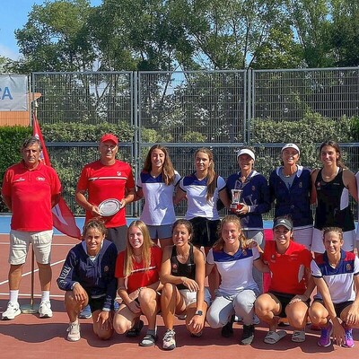 Foto conjunta de los dos equipos finalistas. A la izquierda, el árbitro Alberto Sanz Llaneza.