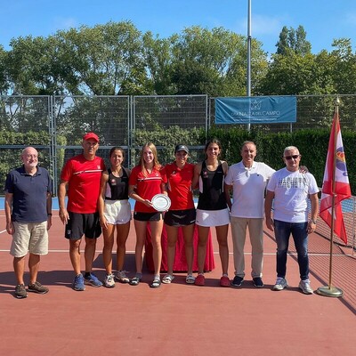 El equipo del Club de Tenis Tarragona con los representantes del Real Grupo de Cultura Covadonga y de la Federación de Tenis del Principado de Asturias.