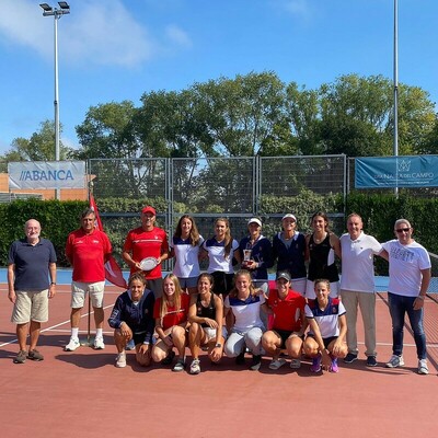 Los equipos del Real Club de Polo y del Club de Tenis Tarragona con el árbitro del torneo y los representantes del club anfitrión y de la Federación de Tenis de Asturias.