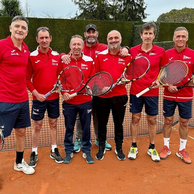 El equipo campeón. De izquierda a derecha, José Antonio Arias Alonso, Javier Fernández Rodríguez, Jorge Pastor Álvarez, Alejandro Sorrentini Gutiérrez (el capitán), Joaquín García Mena, Marcos Fernández Espina y Alejandro Molina Sánchez.