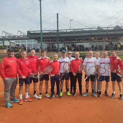 Foto conjunta de los equipos de veteranos (+55) de primera categoría del Real Grupo de Cultura Covadonga y del Real Club Tenis Gijón