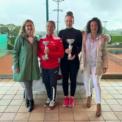 De izquierda a derecha, Carmen Núñez (FEDETEPA), Beatriz Celorio (subcampeona individual +45), Cristina García (campeona) y Pachi Mortera (Real Club Tenis Gijón)