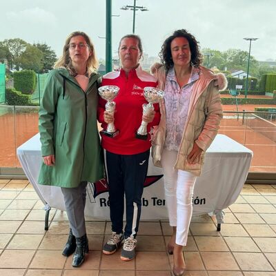 Las grupista Beatriz Celorio y Carmen Álvarez Rubiera (que no está en la foto) se proclamaron campeonas de Asturias en dobles +55