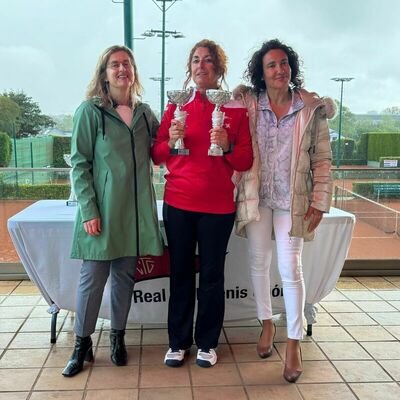 Ana Villanueva y Montse Mier (que no está en la foto), ambas del Grupo Covadonga, quedaron subcampeonas de Asturias en dobles +55