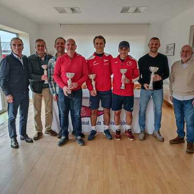 Campeones y subcampeones en categorías individual +45 y dobles +55, junto con el presidente del Real Club Tenis Gijón, Tito Cueto (a la izquierda), y el directivo de FEDETEPA Javier Rodríguez (a la derecha)