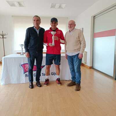 Urbano Carbajal Peláez, del Club de Tenis de Pravia, sucampeón de Asturias +45