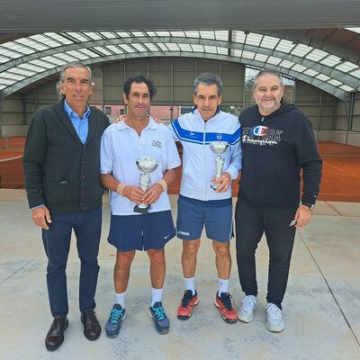 Antonio Meneses, campeón +65, y Enrique Nervino Barbón, subcampéon, entre Tito Cueto (RCTG) y Adolfo Celorio (FEDETEPA)