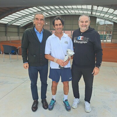 Antonio Meneses, del Club de Campo La Fresneda, se proclamó campeón de Asturias en la categoría de mayor edad, +65