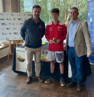 El campeón de la Apple Bowl Avilés 2024, Darío Carballal Figaredo. A su derecha, el vicepresidente institucional de la Federación de Tenis del Principado de Asturias, Gonzalo Mallo Gómez