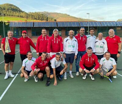 Club Tenis-Pádel Reina Adosinda Pravia, ganador de 3.ª División-A. Foto tomada en su choque con el Club Santa Olaya