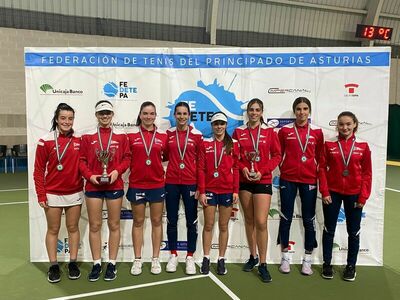 Equipos junior A y B del Grupo Covadonga, campeonas y subcampeonas de Asturias.