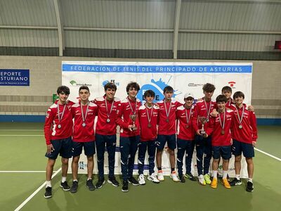 Equipos junior A y B del Grupo Covadonga, campeones y subcampeones de Asturias.