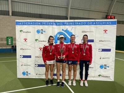 Campeonas junior de Asturias (RGCC A): Julia Camblor Fernández, Daniela Fernández Junquera, Alicia Celorio Morales y Celia Castaño Malnero.