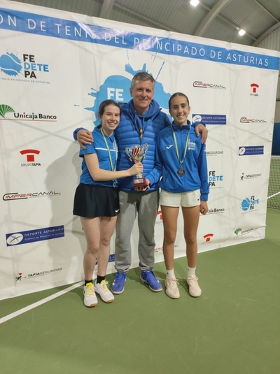 Belén Blanco Herrero y Martina Rodríguez Álvarez, del Club de Tenis Olivares Oviedo, con su entrenador, Gonzalo Pérez Martino