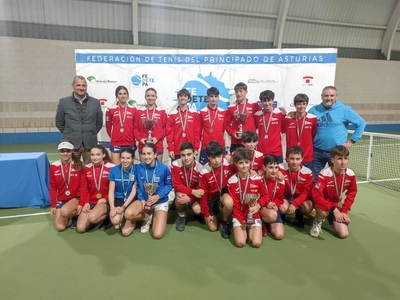 Los componentes de los cuatro equipos finalistas, femeninos y masculinos, flanqueados por el presidente y el vicepresidente deportivo de la Federación de Tenis de Asturias