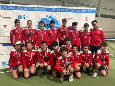 Campeonas y campeones del Real Grupo de Cultura Covadonga-A con su entrenador, David Suárez Rodríguez