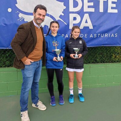 Alevines femeninas, campeona y finalista: Lydia Villaroel Pérez y Carla Millán Prieto, con el vicepresidente institucional de la Federación, Gonzalo Mallo Gómez.