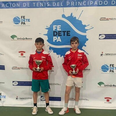 Alevines masculinos, campeón y finalista: Yago Piñera Díaz e Iván Díez Molina.