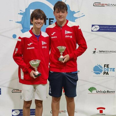 Júniores, campeón y finalista: David Menéndez Álvarez y Nicolás Meana Ojanguren.