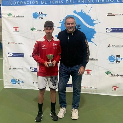 Campéon absoluto, Darío Carballal Figaredo, con el vicepresidente deportivo de la Federación, Adolfo Celorio Ordóñez.
