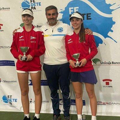 Absoluto femenino, campeona y finalista: Daniela Fernández Junquera y Marta Vázquez Palacio, con el director deportivo de la Federación asturiana, César Suárez García.